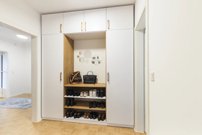 Dressing sur mesure avec étagères et rangements ouverts